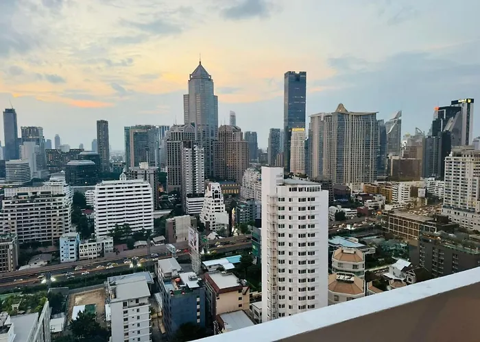 Affordable Serviced In Nana Omni Tower - Prime Sukhumvit Location 아파트 *