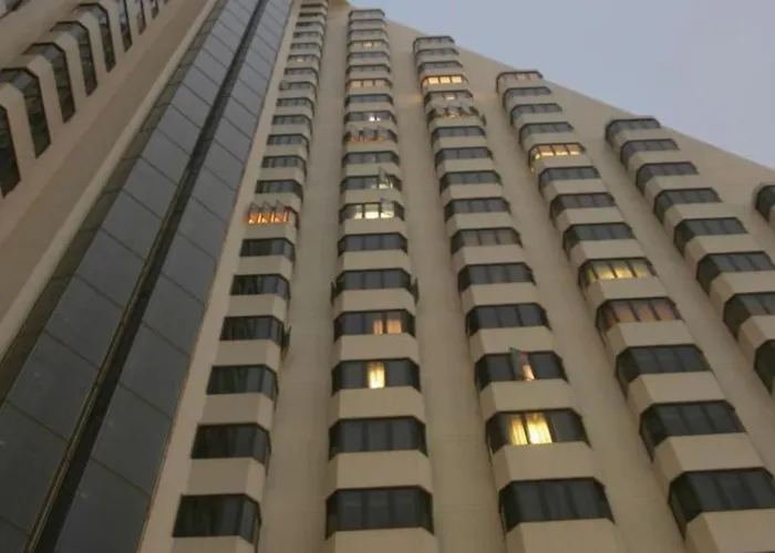 Affordable Serviced In Nana Omni Tower - Prime Sukhumvit Location 아파트 *