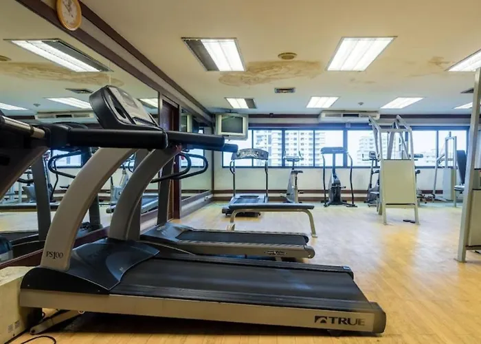 Affordable Serviced In Nana Omni Tower - Prime Sukhumvit Location 아파트 *