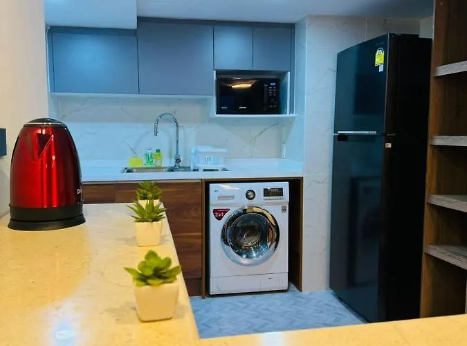 Affordable Serviced In Nana Omni Tower - Prime Sukhumvit Location * 방콕