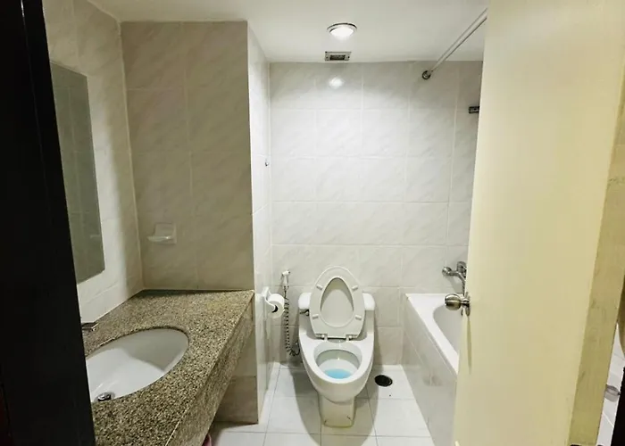 Affordable Serviced In Nana Omni Tower - Prime Sukhumvit Location 아파트 *