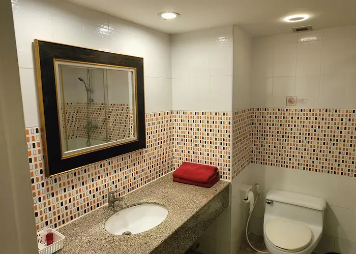 Affordable Serviced In Nana Omni Tower - Prime Sukhumvit Location 방콕
