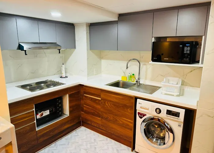 Affordable Serviced In Nana Omni Tower - Prime Sukhumvit Location *