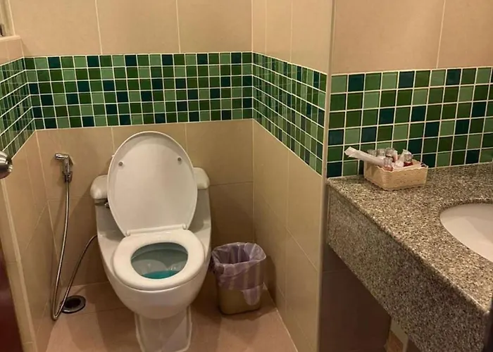 Affordable Serviced In Nana Omni Tower - Prime Sukhumvit Location 아파트 *