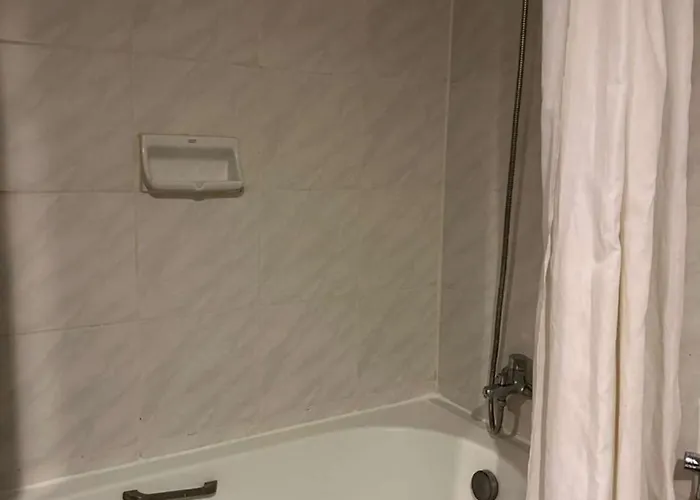 Affordable Serviced In Nana Omni Tower - Prime Sukhumvit Location 아파트 *